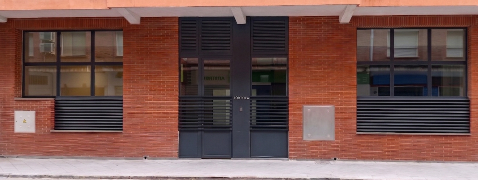 Fachada real del edificio de apartamentos Tórtola 10 en Granada